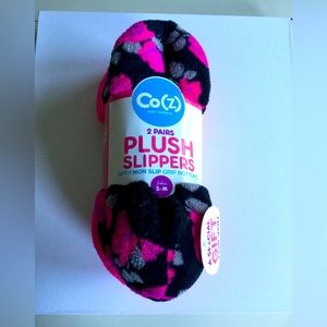 Co(Z) Plush Ladies Slippers With Non Slip Grip Bottoms.